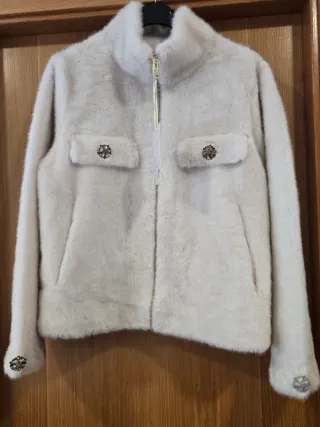 Abrigo blanco con detalles dorados