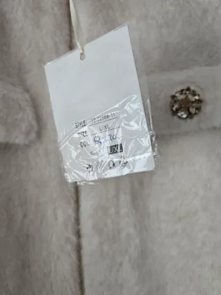 Abrigo blanco con detalles dorados