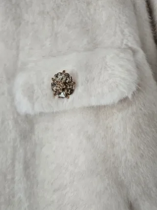 Abrigo blanco con detalles dorados