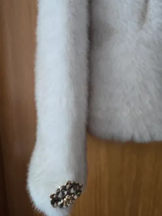 Abrigo blanco con detalles dorados