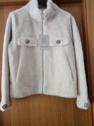 Abrigo blanco con detalles dorados