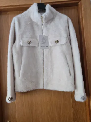 Abrigo blanco con detalles dorados