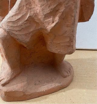 Figura de terracota firmada niño