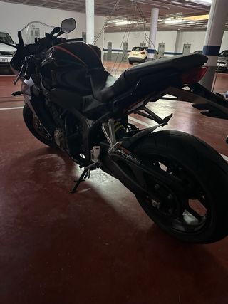 Honda CBR 650r Negra año 2022 con solo 10.900 km