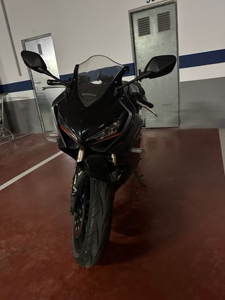 Honda CBR 650r Negra año 2022 con solo 10.900 km