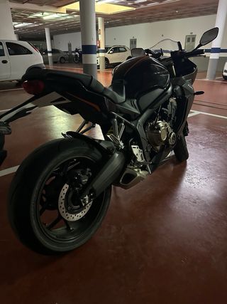 Honda CBR 650r Negra año 2022 con solo 10.900 km