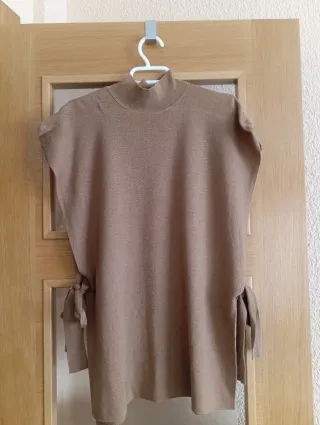 Chaleco punto cuello alto lazada lateral
