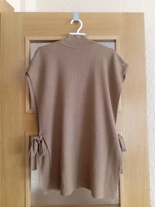 Chaleco punto cuello alto lazada lateral
