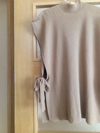 Chaleco punto cuello alto lazada lateral