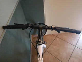 Bicicleta azul y blanca