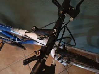 Bicicleta azul y blanca