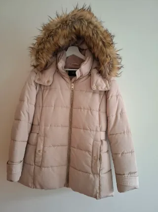 Abrigo camel con capucha y pelo