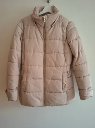 Abrigo camel con capucha y pelo