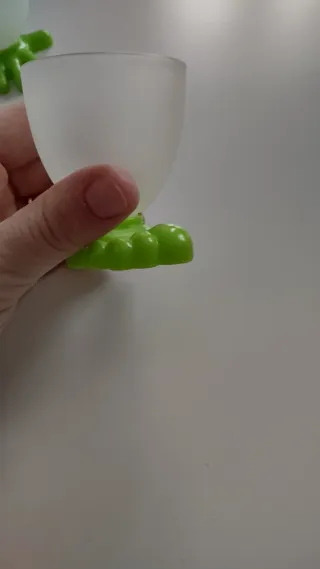 Bicchieri da liquore verdi e bianchi