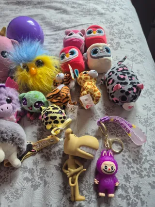 Lote de  mini peluches y juguetes