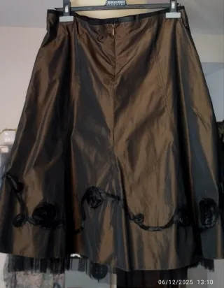 Falda de fiesta marrón y negra