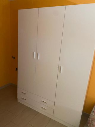 Armario blanco con cajones