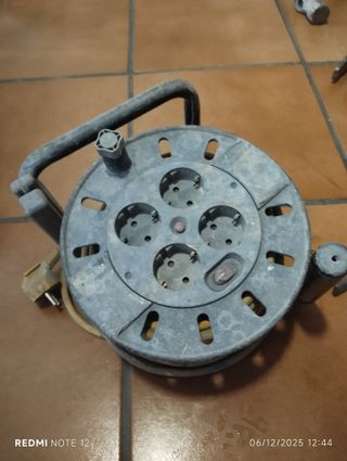 Enrollacables 4 tomas con interruptor