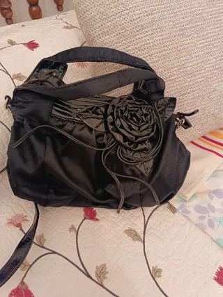 Bolso negro con flor