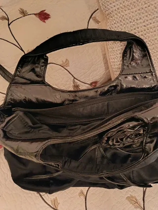 Bolso negro con flor