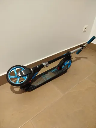 Patinete azul y negro