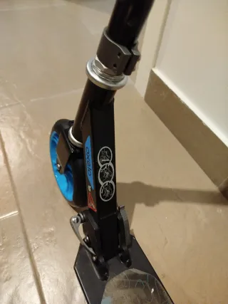 Patinete azul y negro