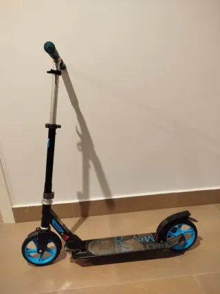 Patinete azul y negro