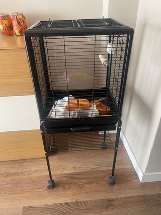 Jaula grande para pájaros negra