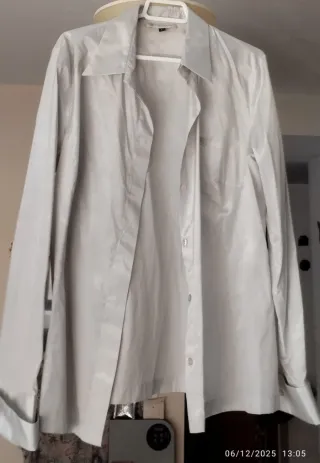 Blusa de seda plateada talla L