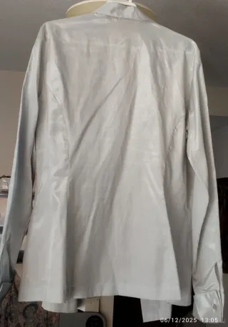 Blusa de seda plateada talla L