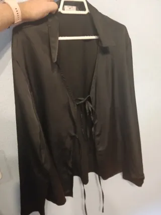 Blusa negra con abertura delantera