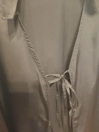 Blusa negra con abertura delantera