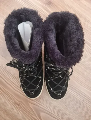 Stivali neri con pelliccia e lacci