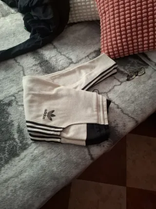 Pantalón chándal Adidas beige y negro