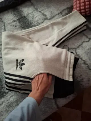 Pantalón chándal Adidas beige y negro