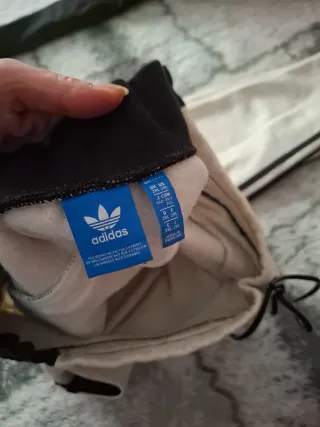 Pantalón chándal Adidas beige y negro