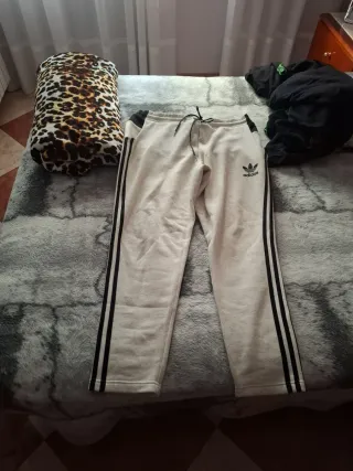 Pantalón chándal Adidas beige y negro