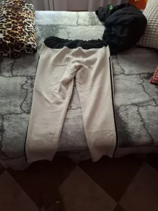 Pantalón chándal Adidas beige y negro