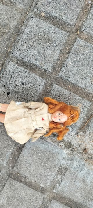 Muñeca antigua enfermera