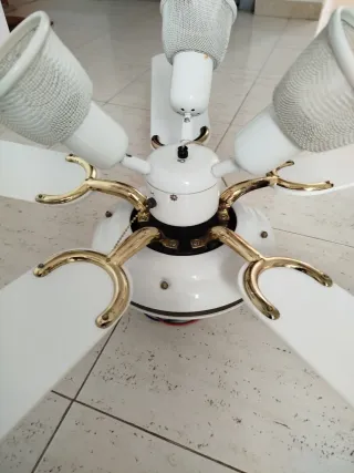 Ventilador de techo con luz blanco y dorado