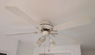 Ventilador de techo con luz blanco y dorado
