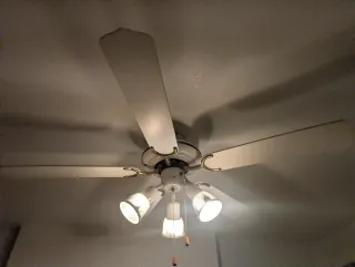 Ventilador de techo con luz blanco y dorado