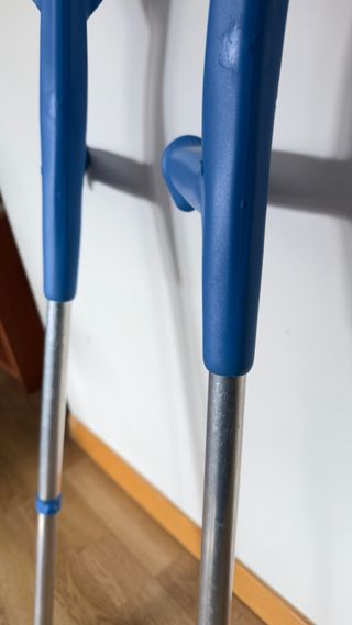 Se vende muletas para niñ@.