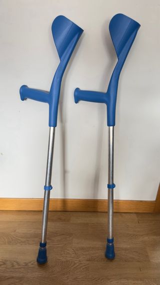 Se vende muletas para niñ@.