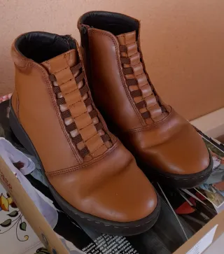 Botines de piel color café Talla 38