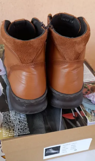 Botines de piel color café Talla 38