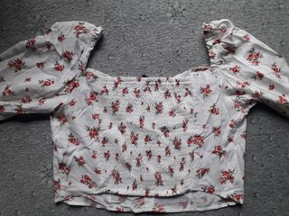 Blusa H&M floral manga abullonada