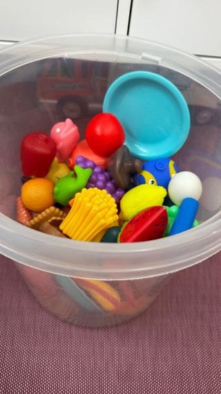 Cocinita de madera con accesorios