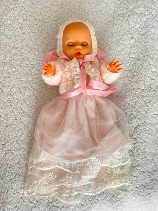 Muñeca bebé con vestido y conjunto hechos a mano