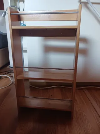 Estantería de madera con barras metálicas